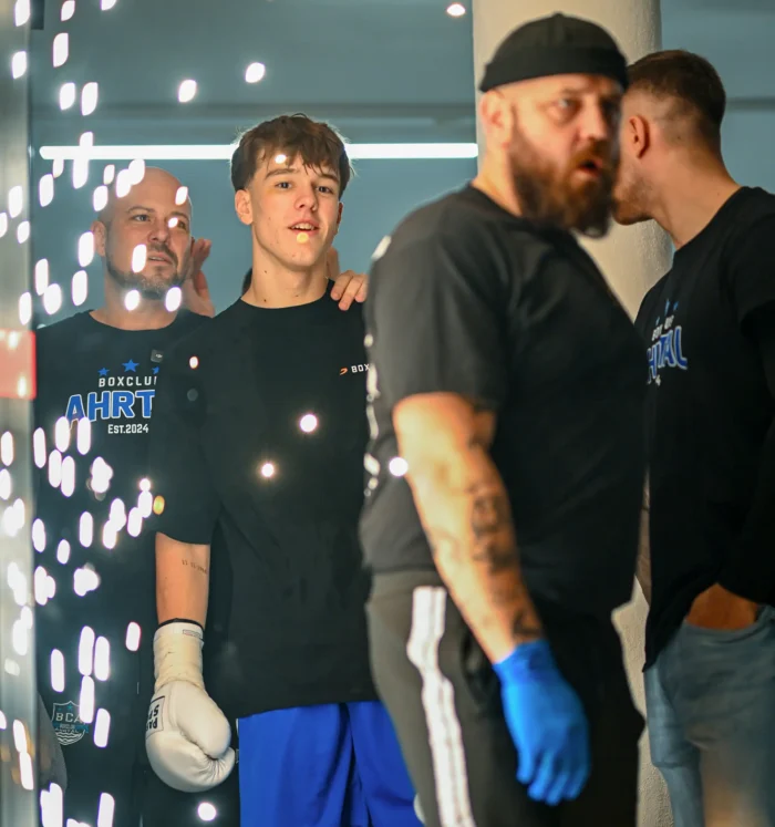Beim Einzug in die Boxarena wird er von seinen Betreuern und Trainer Davod Boskovic begleitet. Im Gesicht von Luca kann man die die Vorfreude auf den Kampf deutlich erkennen. 